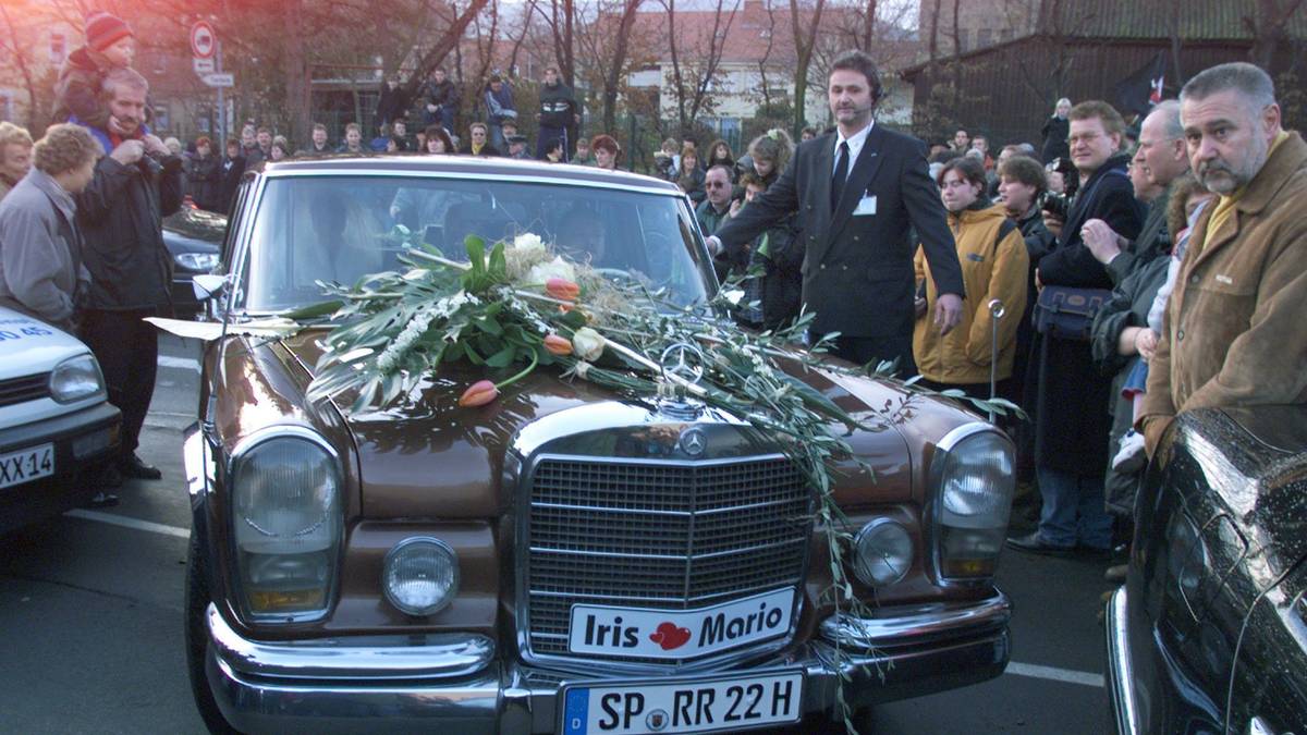 Standesgemäß zur krichlichen Trauung. Mario Basler und seine Frau Iris fahren am 20. Dezember 1998 im 600er Mercedes in die Martin-Luther-Kirche in Neustadt an der Weinstraße