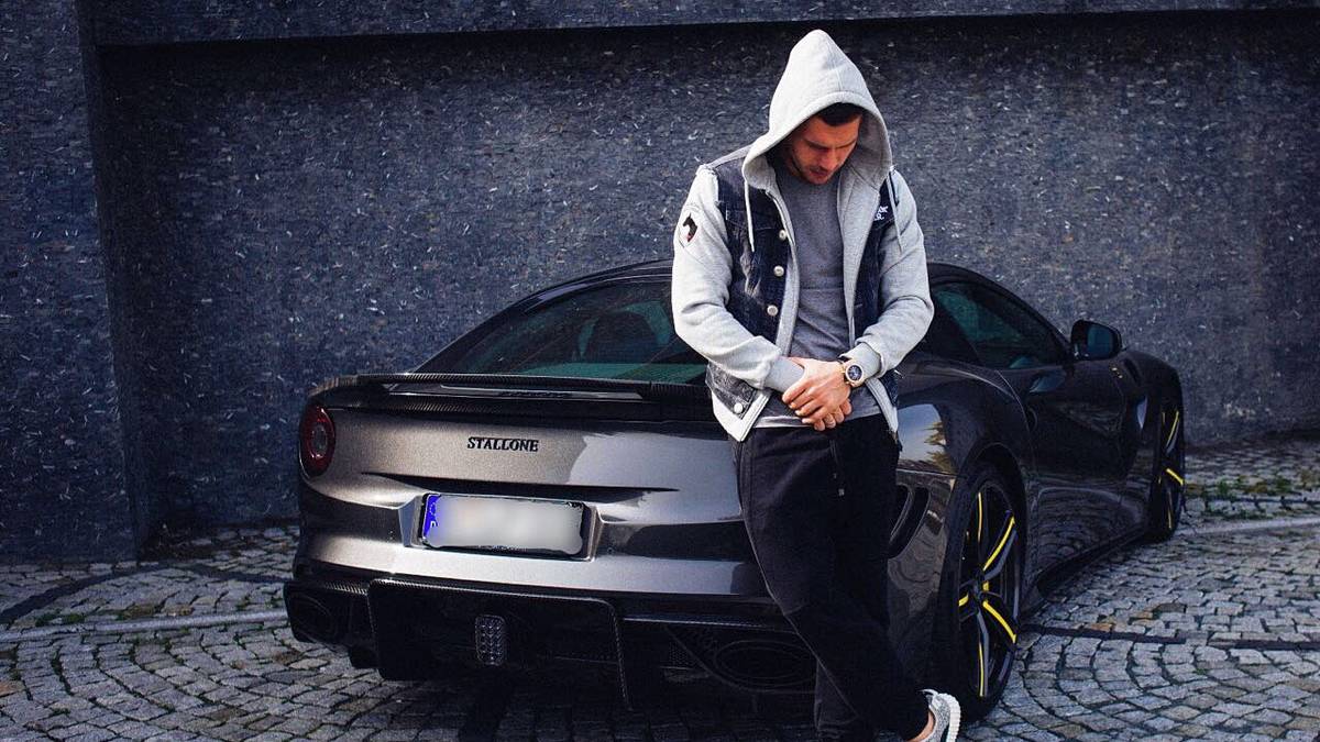 "Taking the beast for a ride", schreibt Lukas Podolski auf Twitter zu diesem Bild - und das ist bei dieser Karre durchaus wörtlich zu nehmen