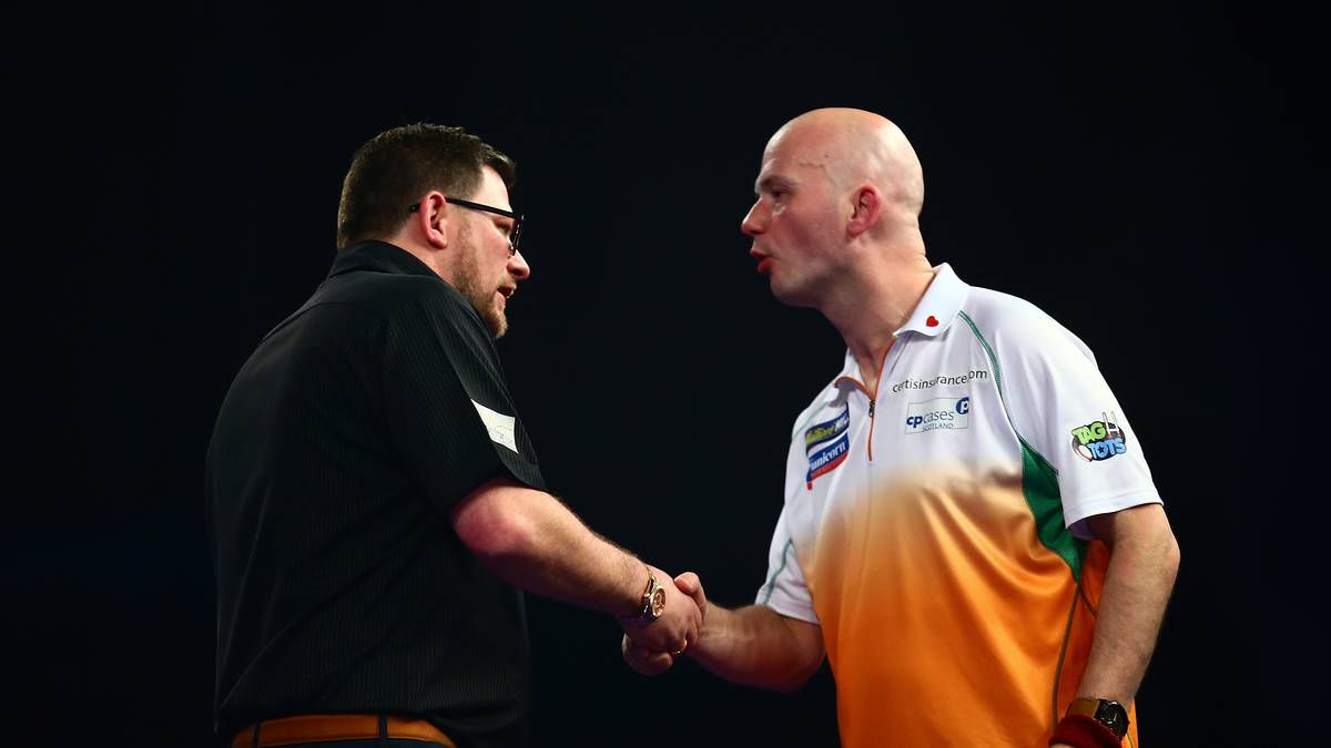 Da steht auch der Mann links: James "The Machine" Wade bezwingt Jamie "Jabba" Caven klar und deutlich, obwohl er nicht seine besten Pfeile wirft