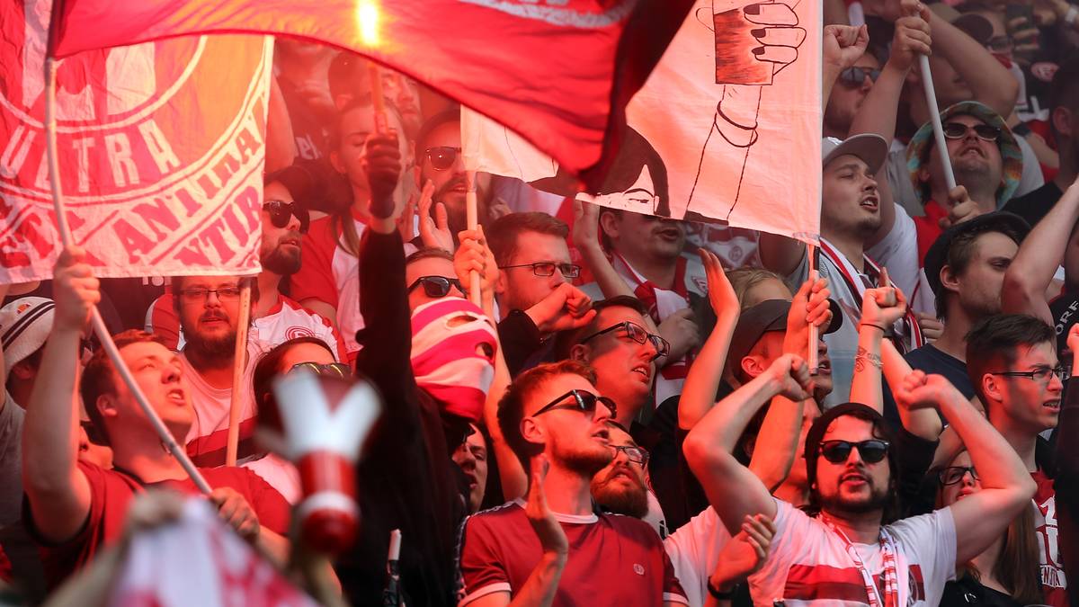 3000 Fans feiern wenig später nach fünf Jahren Zweitklassigkeit die Rückkehr in die Bundesliga