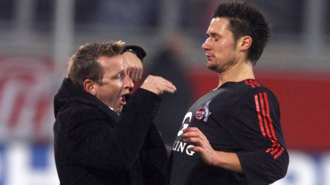 Trainer Norbert Meier (l.) attackierte Albert Streit und ging theatralisch zu Boden