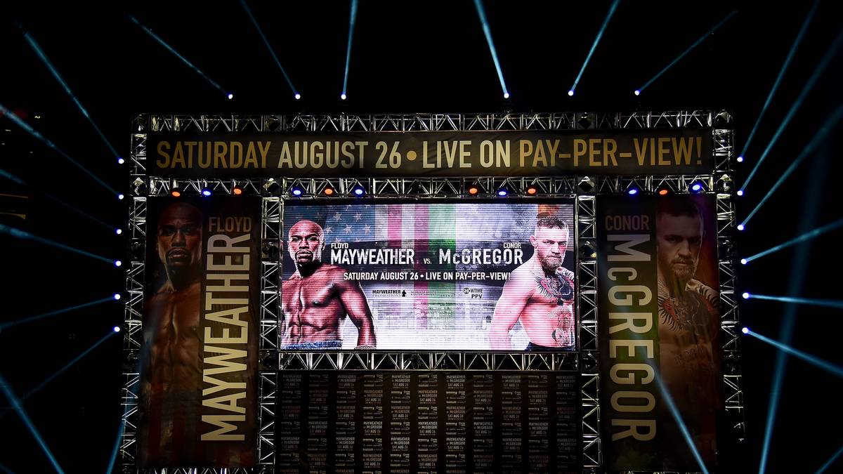 Im Staples Center von Los Angeles ist die Bühne für den Beginn der sogenannten World Tour bis zum Kampf am 26. August in Las Vegas bereitet. 11.000 Zuschauer sind dabei...