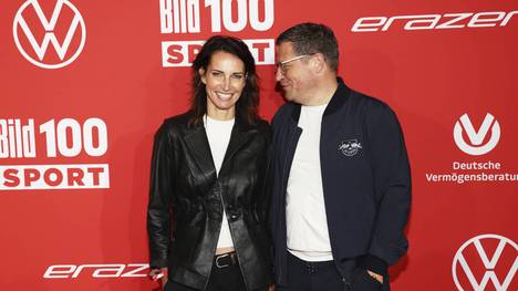 Auf einem Event im Vorfeld des Pokalfinales hat Max Eberl erstmal seine neue Freundin an seiner Seite. Die Halb-Italienerin lebt in München, die Gerüchte um ein Engagement bei Bayern München kommen daher immer wieder auf.