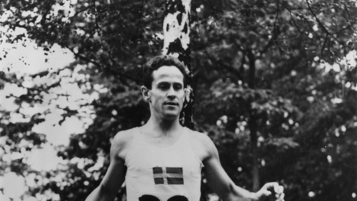 Insgesamt dreimal (1912 in Stockholm, 1920 in Antwerpen, 1924 in Paris) war der Crosslauf bei den Spielen vertreten. Nachdem in Paris jedoch wegen der schwierigen Strecke und der Nähe zu einem Kraftwerk Läufer wortwörtlich auf der Strecke blieben, wurde der Wettbewerb abgeschafft