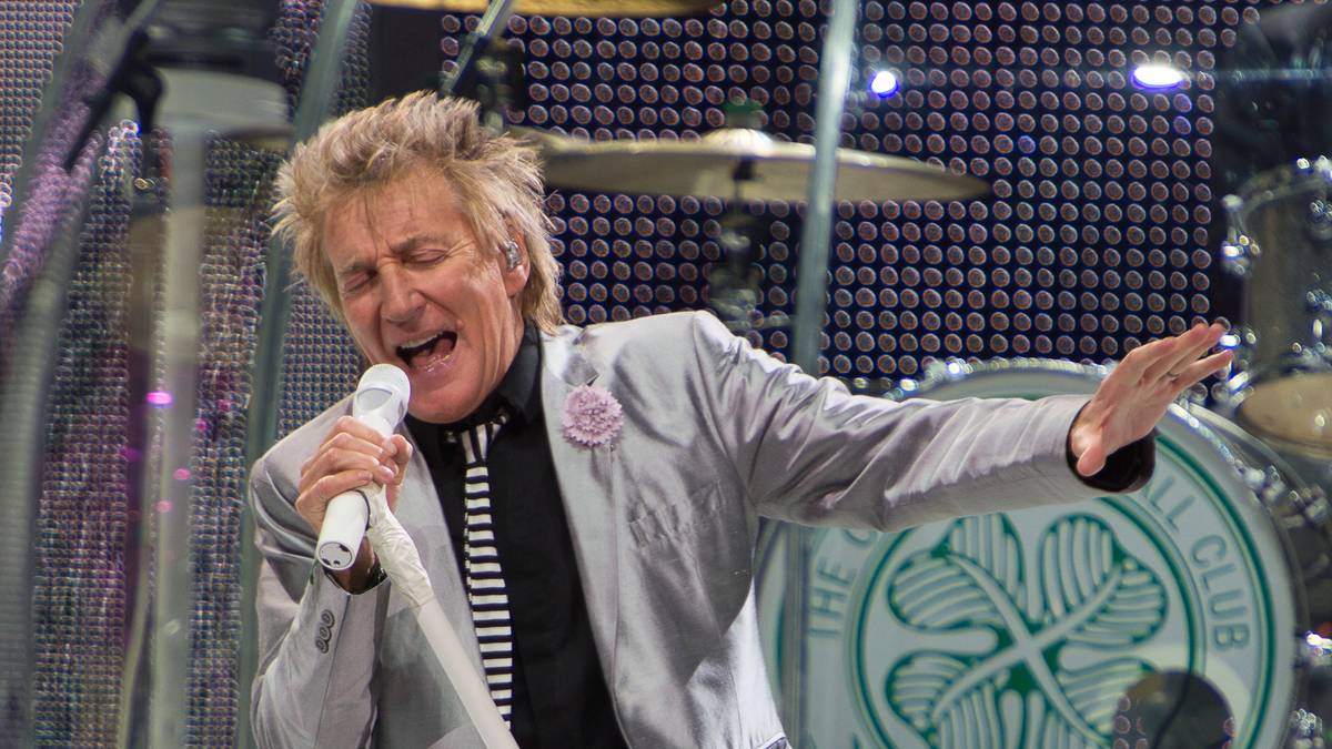 Vater Rod Stewart ist aber natürlich um Welten bekannter. Die Rock-Legende - ein bekennender Fan von Celtic Glasgow - gehört mit mehr als 100 Millionen verkauften Tonträgern zu den erfolgreichsten britischen Sängern - und war auch mal ein passabler Fußballer