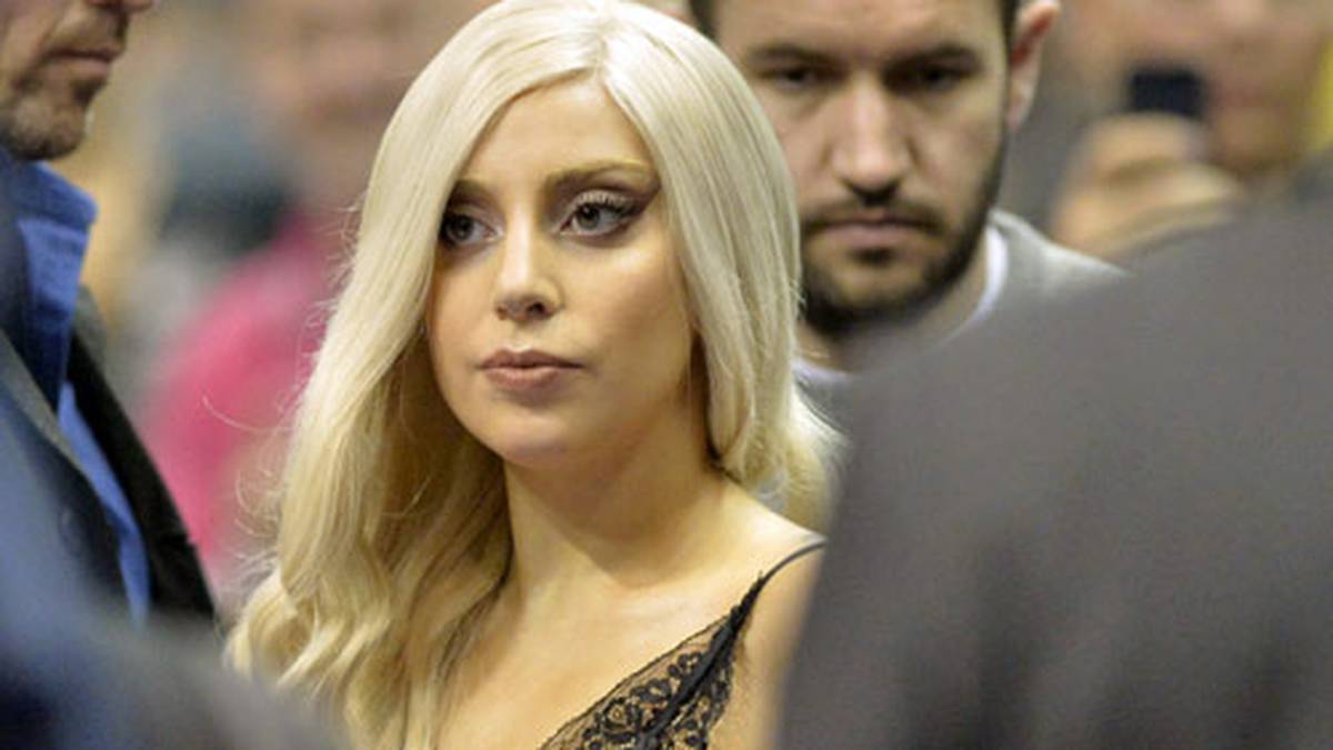 Lady Gaga nutzt die Chance, um sich etwas die Beine zu vertreten