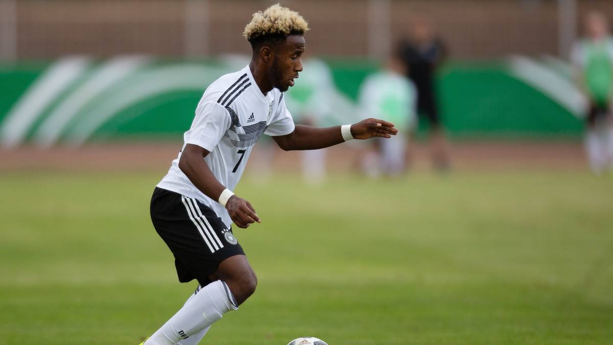 Als aktueller deutscher U19-Nationalspieler debütierte er im November unter Bruno Labbadia in der Bundesliga. In Wolfsburg kommt er derzeit aber vor allem in der A-Jugend zum Einsatz und machte dort in der laufenden Saison mit 13 Toren und 5 Assists in nur elf Spielen auf sich aufmerksam