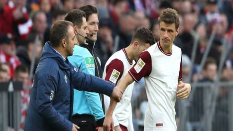 Thomas Müller sieht bei seinem jetzigen Coach Hansi Flick einige Parallelen zu einem prominenten früheren Trainer der Bayern. 