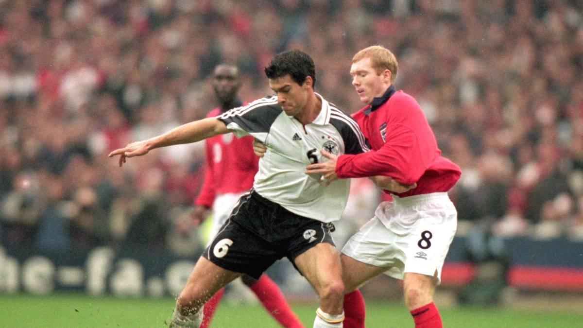 Es ist ein intensives Spiel bei bestem Fritz-Walter-Wetter. Hier beharken sich Michael Ballack (l.) und Paul Scholes