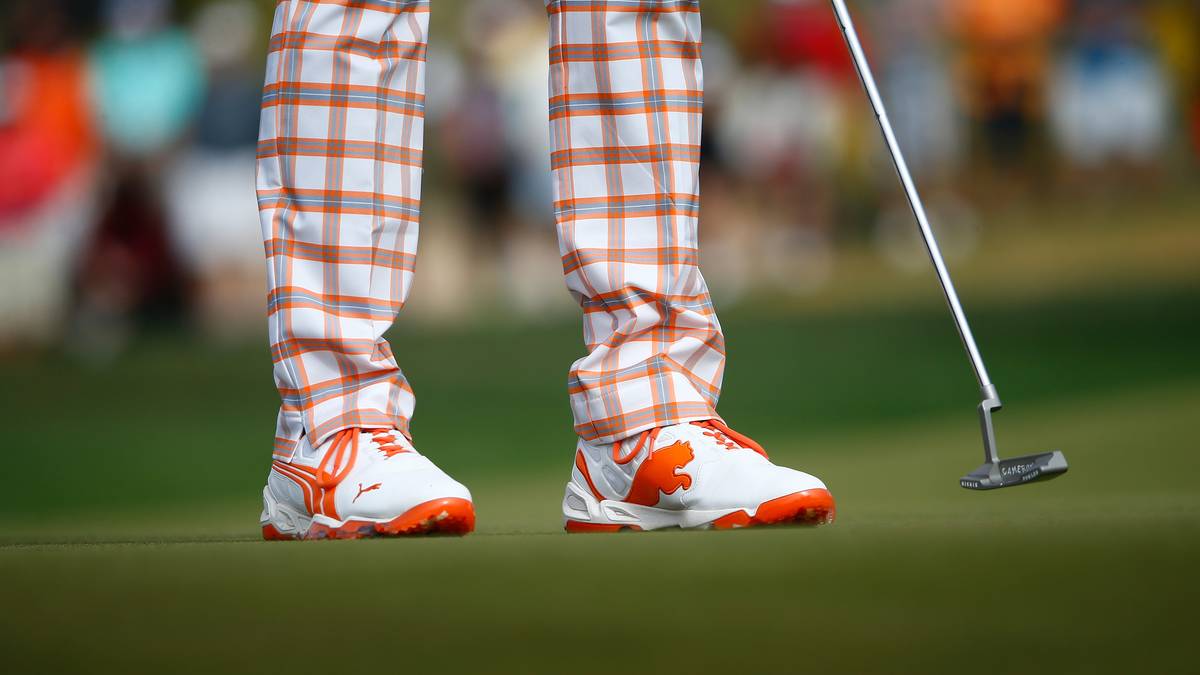 Auch auf dem Golfplatz ist das richtige Schuhwerk wichtig. Rickie Fowler stimmt die orangene Farbe passend zu seiner Hose ab