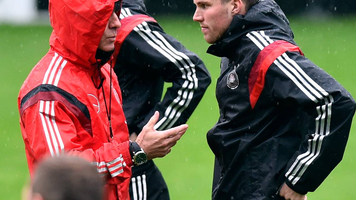 Großkreutz verhält sich aber nicht so wie gefordert: "Ich war in Istanbul beim Trainer von Galatasaray, der mir gesagt hat, dass Kevin fast jedes Wochenende Freitag bis Sonntag nach Hause geflogen ist", sagt Löw in einem Interview. Der Weltmeister-Trainer hat die Eskapaden anscheinend endgültig satt: "Das macht man nicht, wenn man Teil einer Mannschaft ist." Er habe "nur begrenzt Verständnis dafür", wie Großkreutz "mit seiner Karriere umgegangen ist"