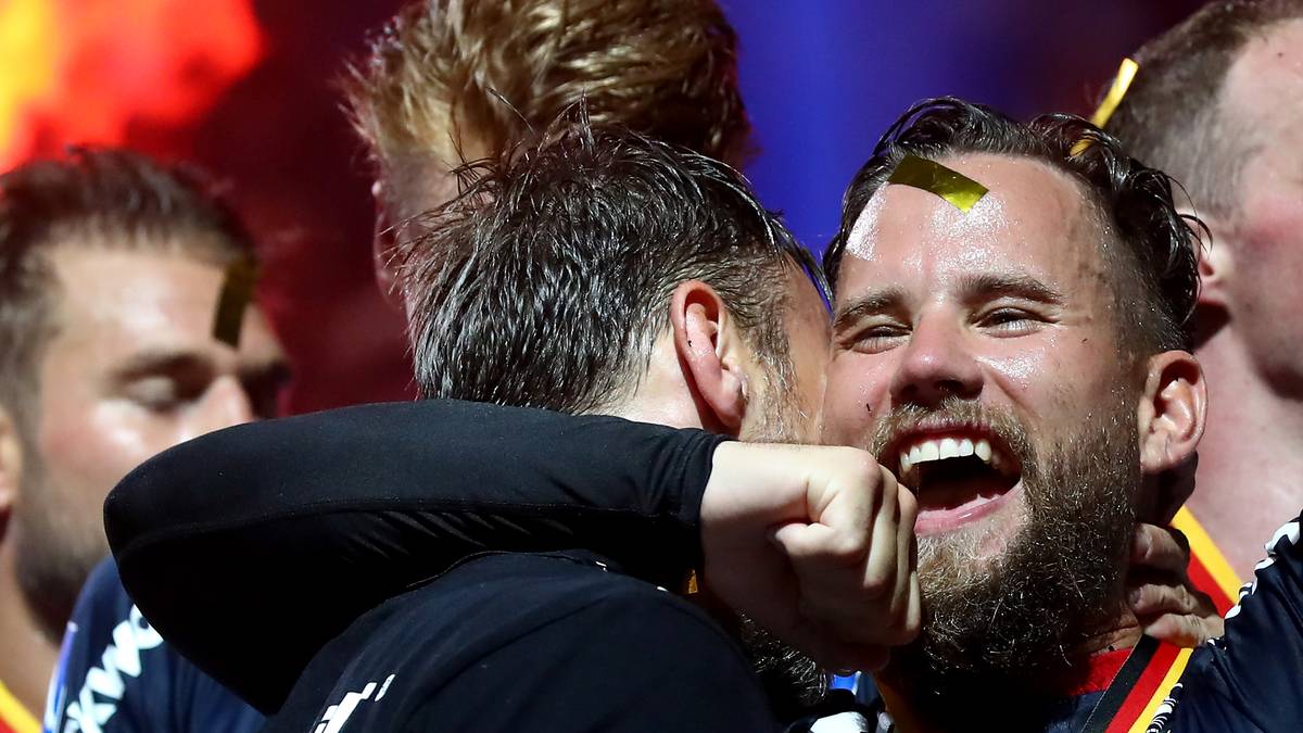 Die Erleichterung bei den Flensburgern ist nach dem Abfiff riesig. Thomas Mogensen umarmt Coach Maik Machulla. Dieser sagt bei "Sky" zum Titelgewinn: "Wir waren so oft kurz davor. Für die Fans und die Stadt ist das ein besonderer Tag"