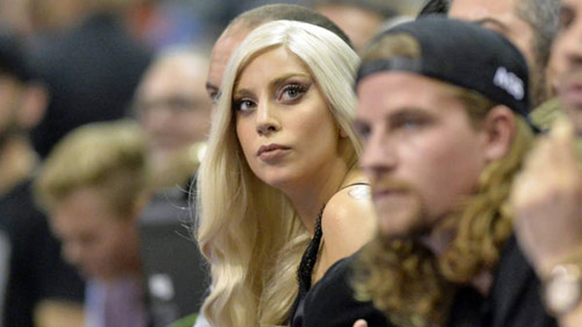 Rechtzeitig vor dem Wiederanpfiff ist sie aber wieder am Platz und checkt noch einmal die Statistiken, bevor es in die zweite Hälfte geht