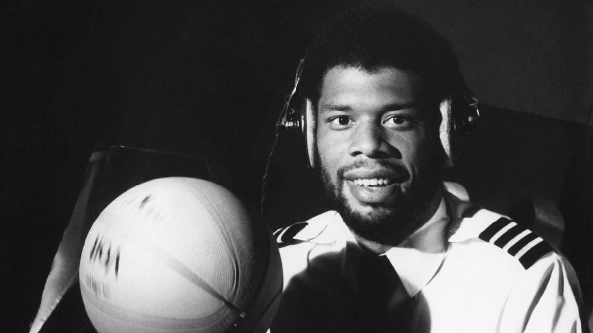 In Hollywood kam er natürlich auch mit der Filmindustrie in Berührung. In der Komödie "Die unglaubliche Reise in einem verrückten Flugzeug" spielte er den Co-Piloten und gleichzeitig sich selbst. Der Satz "Mein Vater sagt, sie spielen miese Defense" und seine Reaktion erreichten Kultstatus