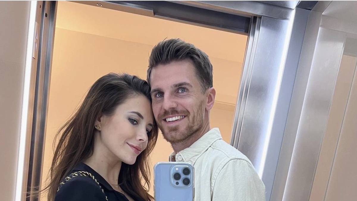 JONAS HOFMANN hat sich direkt vor dem Abflug zur WM mit seiner Freundin und Sky-Moderatorin Laura Winter verlobt.