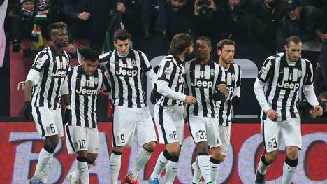 Juventus Turin bejubelt den Führungstreffer gegen den AC Mailand