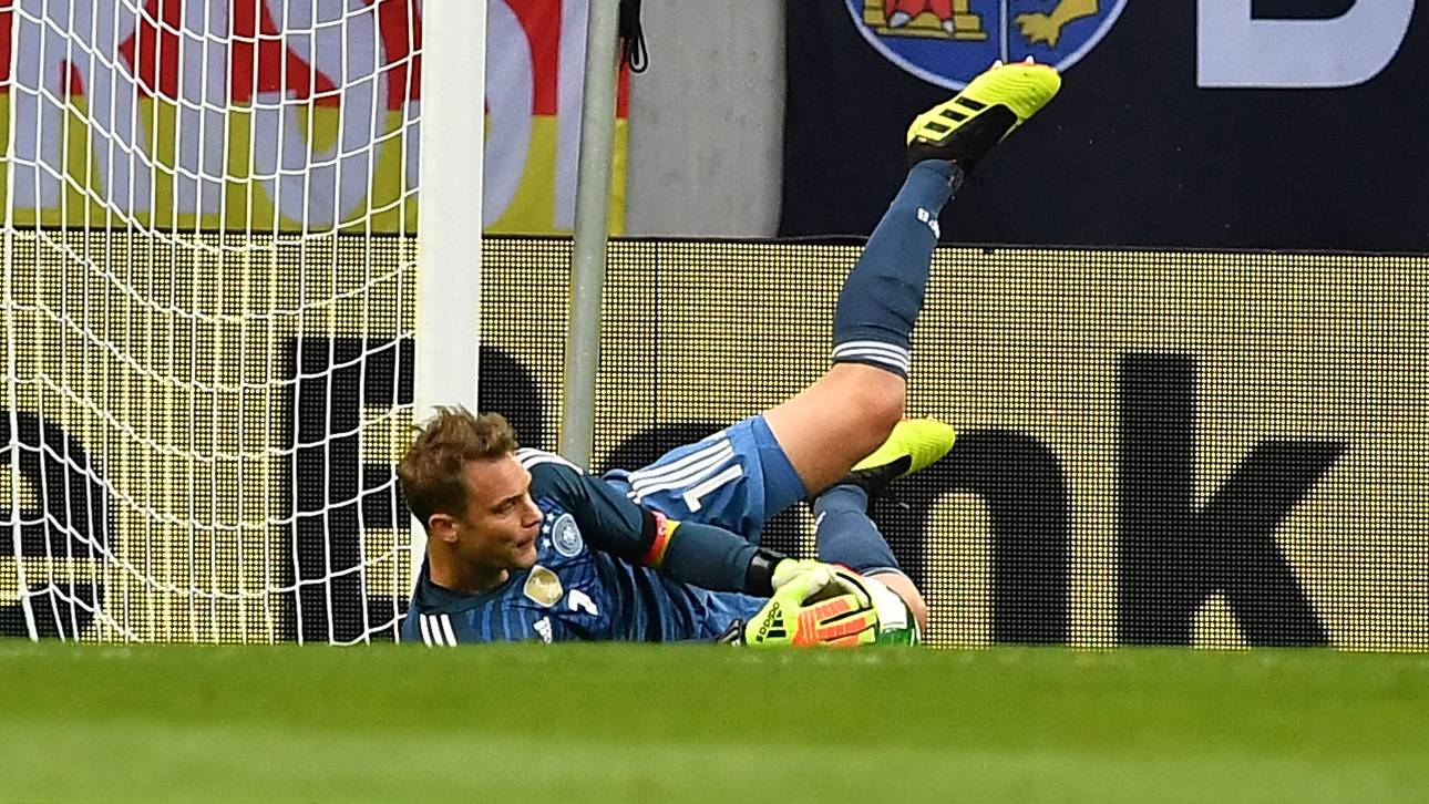Manuel Neuer bei seiner ersten Parade
