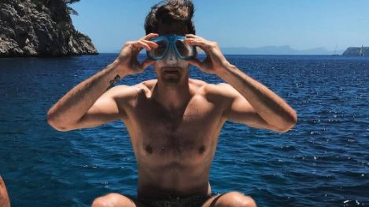 Flossen an, Brille auf und dann ab ins kühle Nass. Rene Adler verbringt die fußballfreie Zeit mit Freunden am Mittelmeer