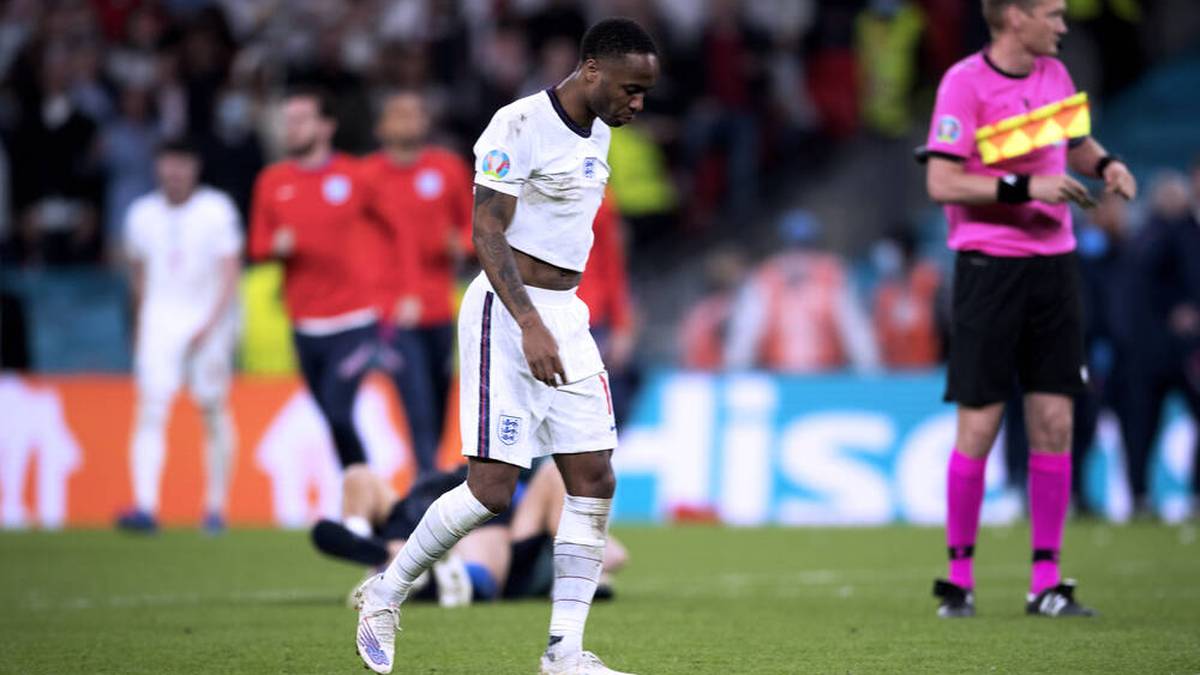 Bei Gastgeber England (hier Raheem Steling) hängen dagegen bei einem großen Turnier wieder einmal die Köpfe. Wieder reicht es nicht zum großen Titel - vielleicht 2024?