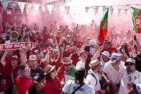 Vor dem Spiel im Achtelfinale gegen Slowenien feiern die Portugal-Fans ausgelassen am Frankfurter Opernplatz. Im Anschluss gibt es noch einen imposanten Fanmarsch durch die hessische Metropole. 