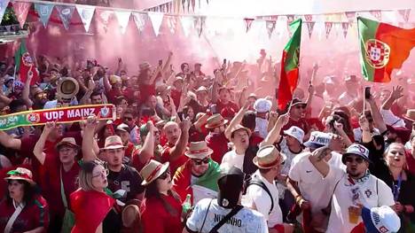 Vor dem Spiel im Achtelfinale gegen Slowenien feiern die Portugal-Fans ausgelassen am Frankfurter Opernplatz. Im Anschluss gibt es noch einen imposanten Fanmarsch durch die hessische Metropole. 