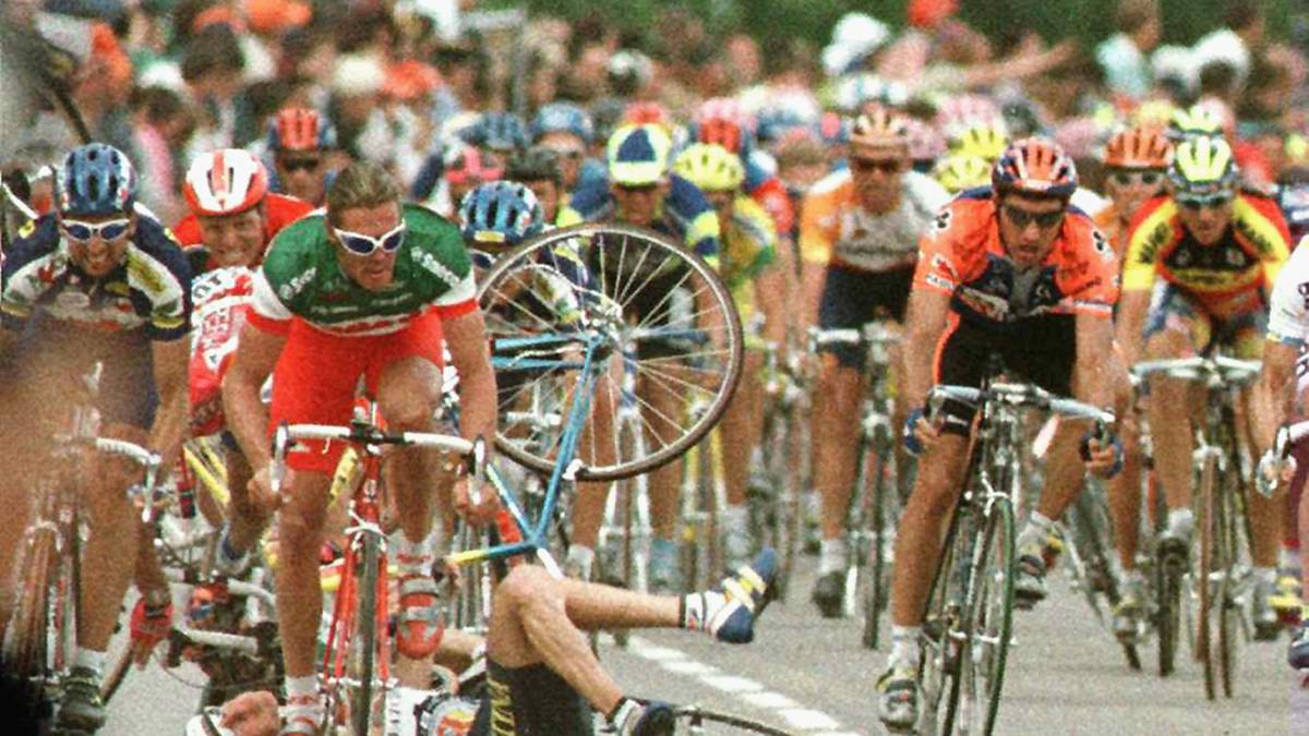 Wenig zimperlich war auch Cavendishs legitimer Vorgänger als der Sprint-Rüpel des Radsports. Mario Cipollini feierte legendäre Siege, leistete sich aber auch immer wieder Aussetzer. 2000 wird er zum Beispiel wegen eines Schlages gegen den Spanier Francisco Ferezo aus der Vuelta ausgeschlossen - oftmals überschreitet er in Sprints die Grenze des Erlaubten