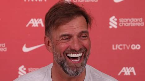 Liverpool-Trainer Jürgen Klopp muss bei einer direkten Frage über eine mögliche Verpflichtung eines Innenverteidigers lachen und klärt über den Bedarf an Neuzugängen auf.
