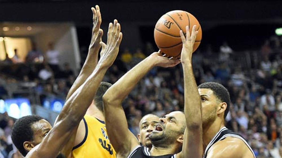 Parker ist für die Berliner nicht wirklich in den Griff zu kriegen. Immer wieder kommt der pfeilschnelle Franzose zum Korb durch