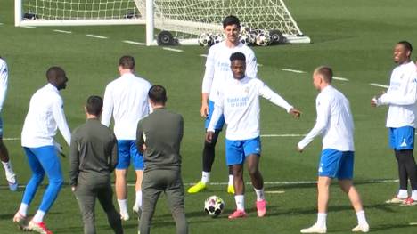 Der Rassismus-Skandal im Spiel zwischen Real Madrid und Benfica Lissabon hat die Fußballwelt erschüttert. Im Training vor dem brisanten Rückspiel waren erneut viele Augen auf Vinícius Jr. gerichtet.