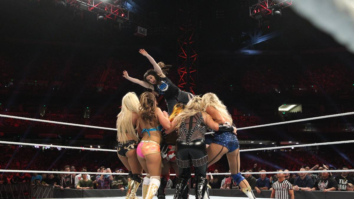 ... und die frisch aus NXT beförderte Nikki Cross