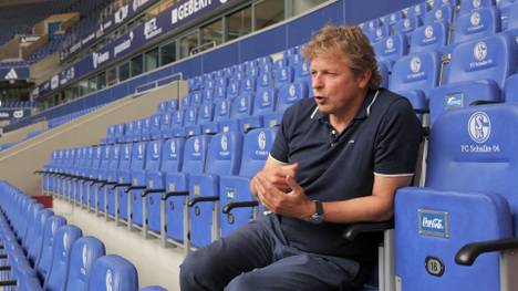 Schalkes Direktor Profifußball, Youri Mulder, spricht über das, was den Fans der Königsblauen Hoffnung machen könnte.