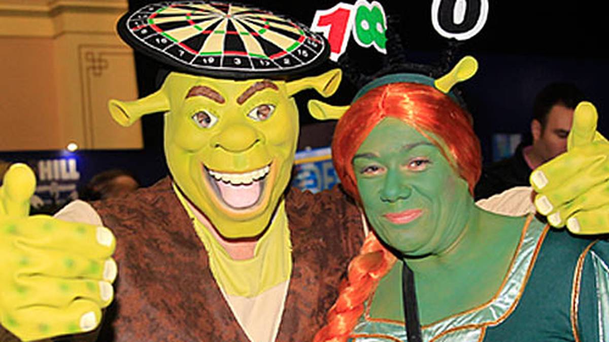 Gibt man bei Google "Michael van Gerwen" und "Shrek" ein, finden sich 3.500 Einträge. Einer davon ist ein Zitat von "Mighty Mike": "Hört auf, mich mit Shrek zu vergleichen!" Das hält diese beiden aber nicht davon ab, so im Alexandra Palace zu erscheinen (Copyright: twitter.com/pdc)