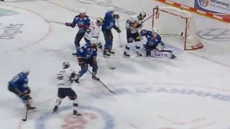 Die Playoff-Highlights der Eishockey-Partie Adler Mannheim - EHC Red Bull München aus der DEL im Video.