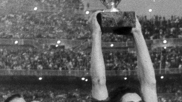 Fernando Olivella - Europameister 1964 präsentiert den Pokal 