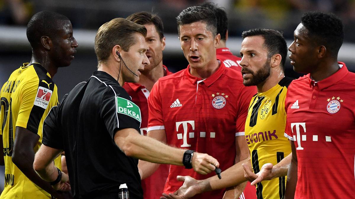 Schiedsrichter Tobias Welz hat alle Hände voll zu tun