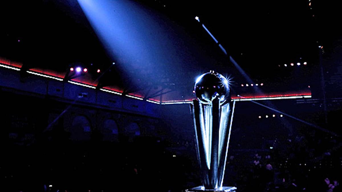 Darts-WM. Neben Party, Stimmung und einer Menge Spektakel geht es vor allem auch um das hier: Das Objekt der Begierde! Der WM-Pokal