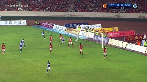 Der Schalker Dennis Aogo trifft beim 0:0 gegen Guangzhou Evergrande nur den Pfosten