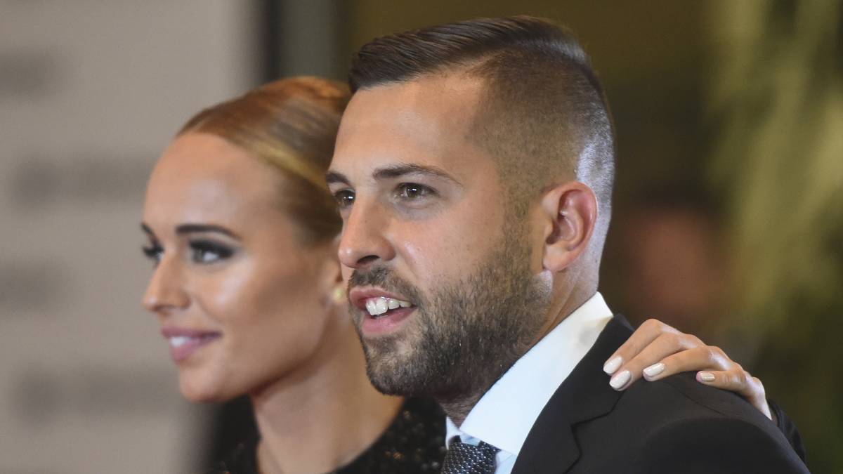 Auch Linksverteidiger Jordi Alba kommt in Begleitung seiner Frau