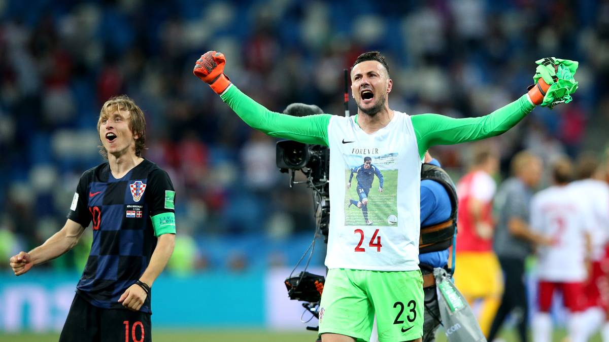 Unter seinem Trikot trägt Subasic ein T-Shirt mit einem Foto, das seinen Jugendfreund Hrvoje Custic zeigt. Er starb 2008, weil er nach einem Abschlag von Subasic im Zweikampf stürzte und mit dem Kopf auf eine Betonmauer prallte - vier Tage später wurde er für hirntot erklärt. Custic, sagt Subasic, sei sein "Engel"