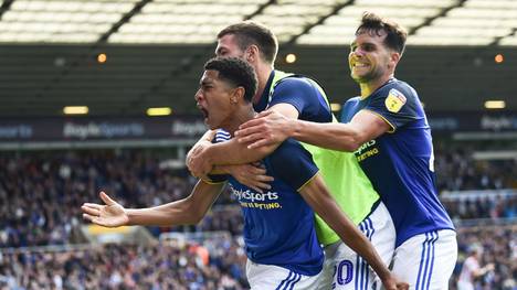 Der Wechsel von Supertalent Jude Bellingham zu Borussia Dortmund schien eigentlich nur noch Formsache zu sein. Laut verschiedenen Medienberichten hakte es nur noch an der Ablösesumme. Jetzt könnte ausgerechnet der FC Bayern den Dortmundern einen Strich durch die Rechnung machen.