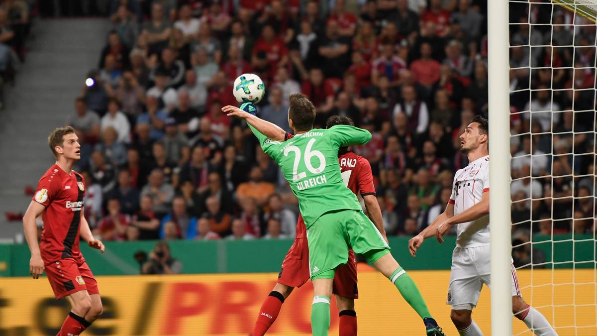 Und die Werkself wittert ihre Chance, spielt weiter mutig nach vorn. Immer wieder dabei im Blickpunkt: Bayern-Keeper Sven Ulreich, der seinem Team die knappe Führung in die Halbzeit rettet