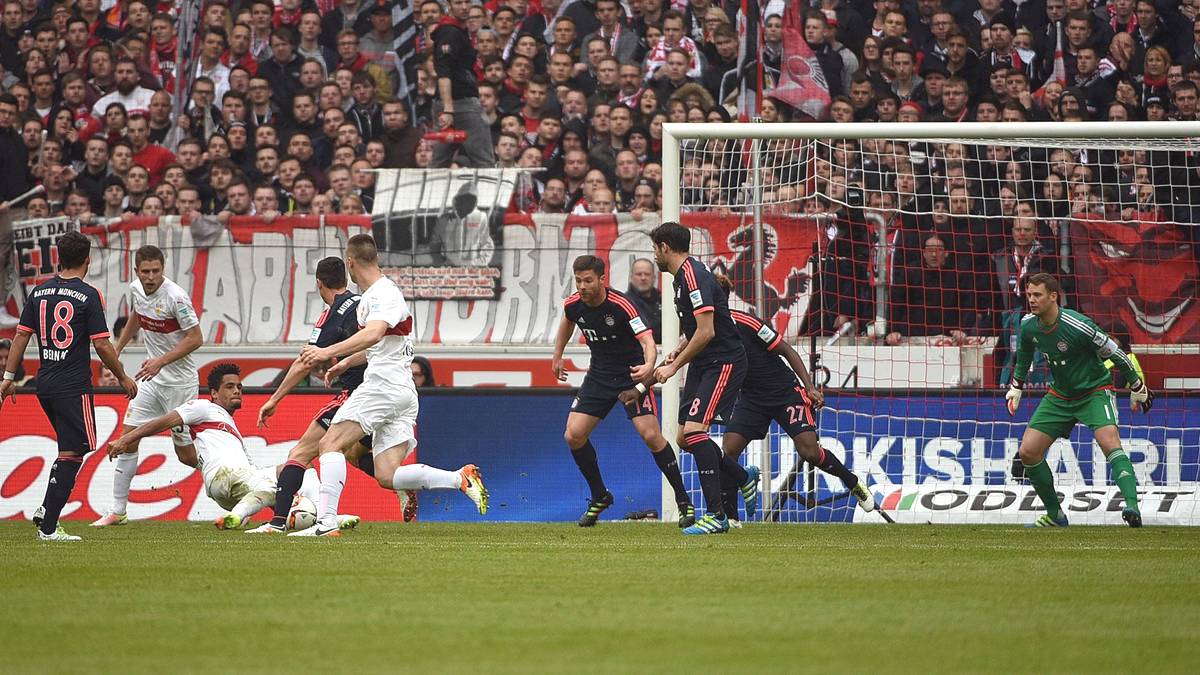 Tor des Monats? Daniel Didavi überlistet alle im Sitzen, hebt den Ball über Manuel Neuer ins Bayern-Tor