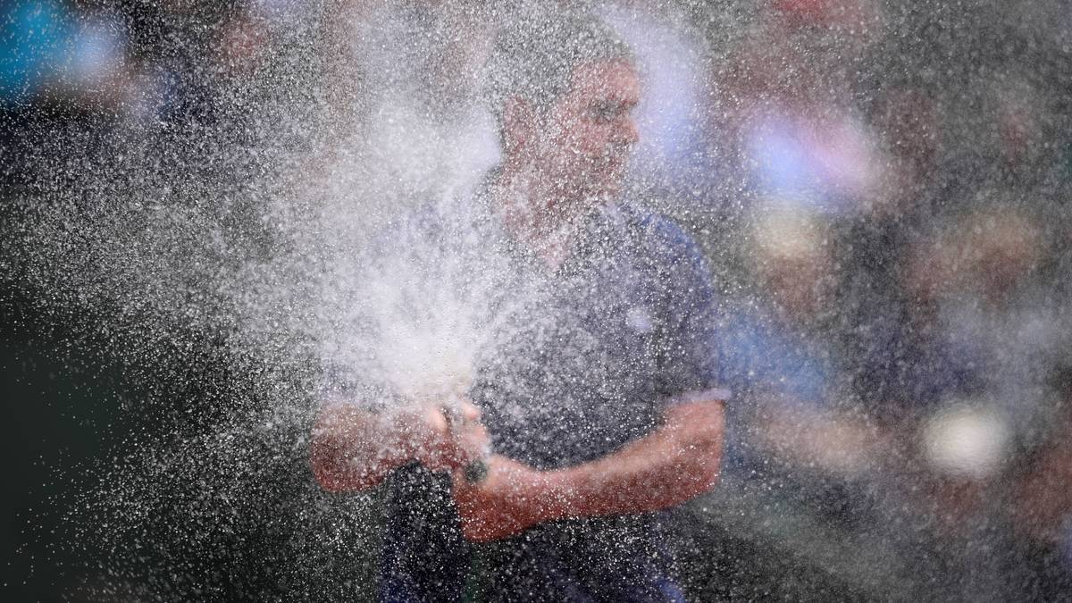 Statt von oben wurden die Plätze an einem sonnigen Tag per Hand gewässert