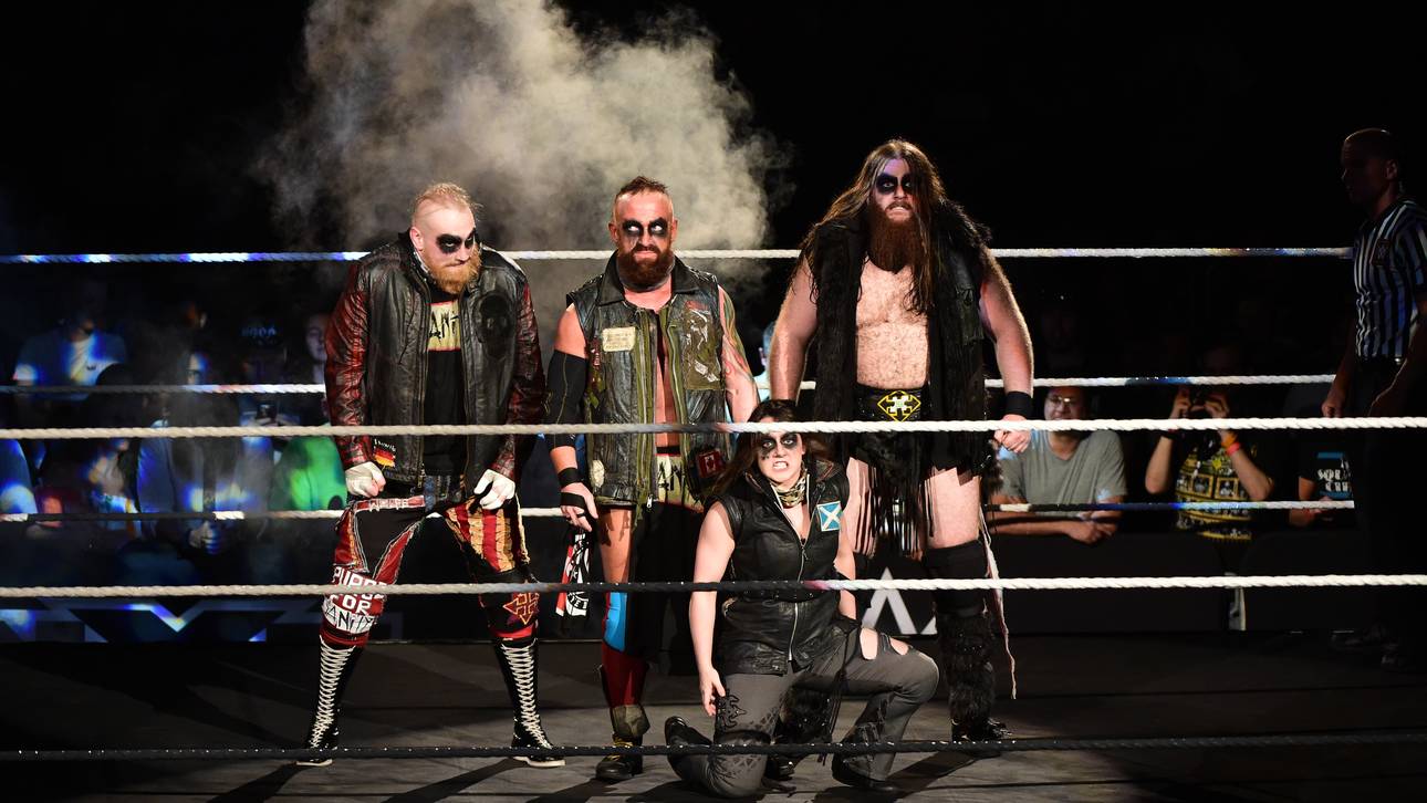 Alexander Wolfe (l.) gewann sein Match mit der Gruppierung SANitY