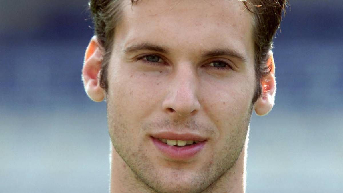 PETR CECH: Auch der tschechische Weltklasse-Keeper wäre fast in der Bundesliga gelandet. 2001 absolvierte er mit 18 Jahren ein Probetraining bei Werder Bremen und hinterließ einen bleibenden Eindruck