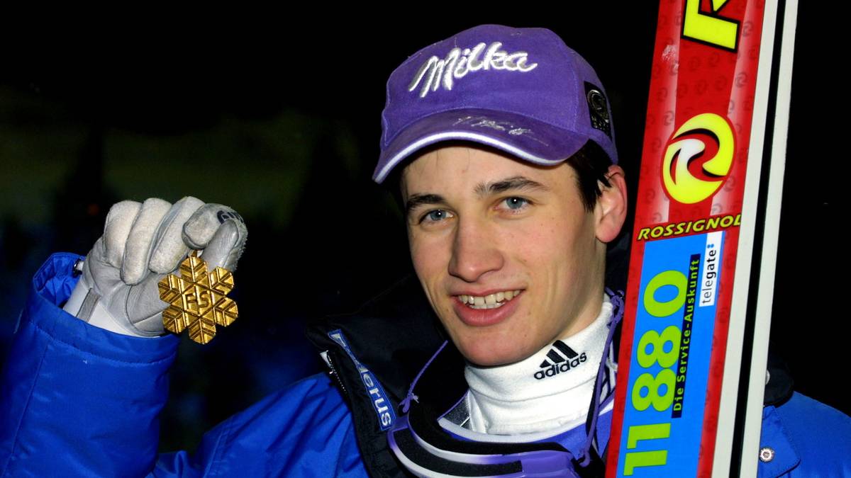 PLATZ 10 - MARTIN SCHMITT: Der Auslöser des Skisprung-Booms in Deutschland. Zwischen 1998 und 2002 feierte er 28 Weltcupsiege, was ihm in der ewigen Bestenliste Platz sechs einbringt. Schmitt gewann dazu zweimal den Gesamtweltcup, zehn WM-Medaillen und Gold bei den Olympischen Spielen 2002. Lediglich ein Tournee-Gesamtsieg blieb ihm verwehrt