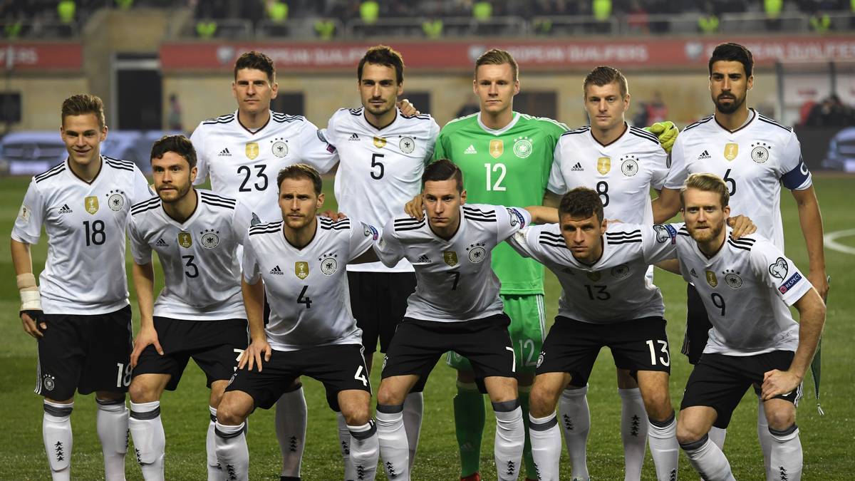 DFB-TEAM (Adidas, 4 Jahre, 200 Millionen Euro für komplette Ausrüstung): Zum Vergleich zwei Teams. Im Sommer 2016 verlängerte der DFB den Vertrag mit dem Ausrüster bis 2022. Dafür gab es eine Verdopplung der Zahlungen auf 50 Millionen Euro jährlich - zuvor hatte sich auch Nike bemüht, den Weltmeister unter Vertrag zu nehmen