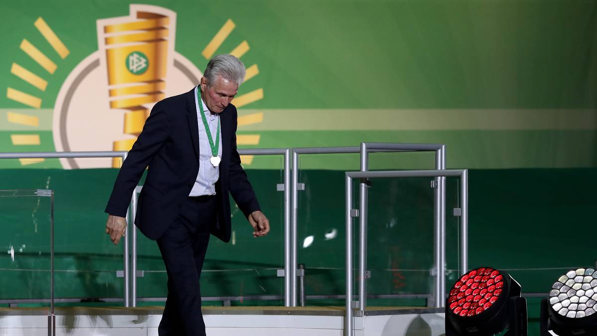 Doch der Traum zerplatzt jäh. Zunächst scheitert Bayern unglücklich im Halbfinale der Champions League an Real Madrid (1:2, 2:2), dann folgt die riesige Enttäuschung im Endspiel des DFB-Pokals