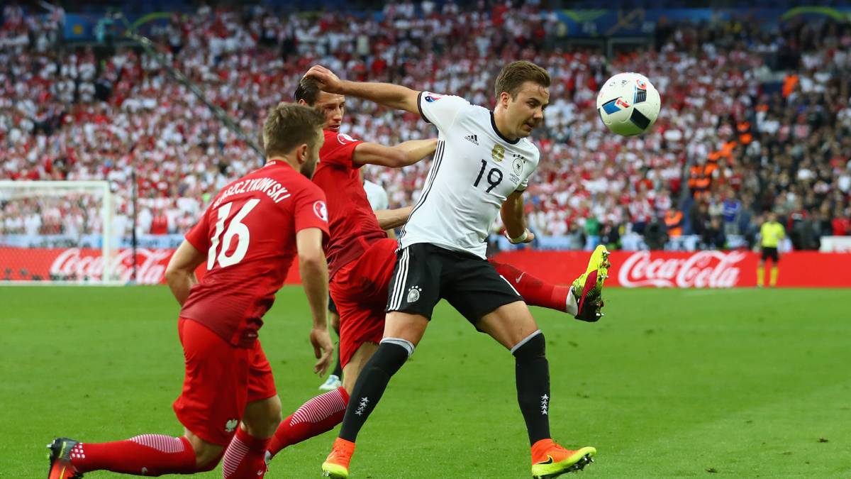 Bei der EURO mühte sich das DFB-Team durch die Gruppenphase. Nach dem 0:0 gegen Polen im zweiten Gruppenspiel stieß Ex-Kapitän Michael Ballack die Debatte um fehlenden Charakter an, doch das Team bekam noch einmal die Kurve