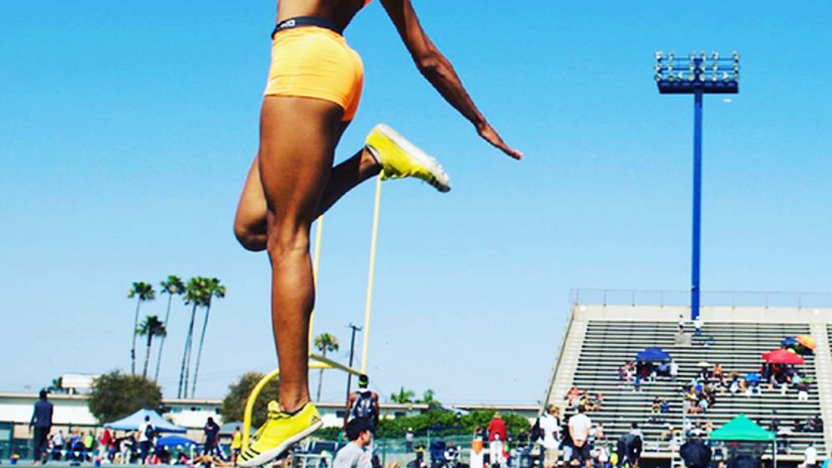 Die Leichtathletik und vor allem der Weitsprung lässt sie dennoch nicht los. Anfang 2015 trainiert sie an der Universität von Miami und bestreitet Wettkämpfe für die Hurricanes. 